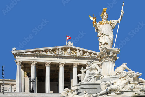 Photo: Das Parlament - Wien - mit Pallas-Athene-Brunnen Das Parlament - Wien - mit Pallas-Athene-Brunnen