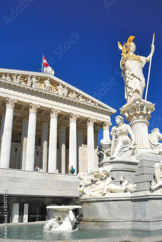Photo: Wiener Parlamentsgebäude mit Pallas-Athene-Brunnen Wiener Parlamentsgebäude mit Pallas-Athene-Brunnen
