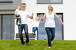 junge Familie vor neuem Haus