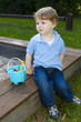 dreijähriger Junge auf dem Spielplatz (mr)