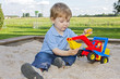 Foto: dreijähriger Junge auf dem Spielplatz (mr) dreijähriger Junge auf dem Spielplatz (mr)