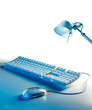 Tastatur mit Schreibtischlampe