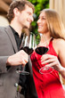 Mann und Frau trinken Rotwein im Restaurant
