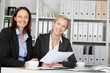 zwei kolleginnen im büro