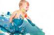 Kleiner Junge spielt mit Farben