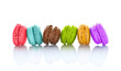 Macarons multicolores alignés, fond blanc Macarons multicolores alignés, fond blanc