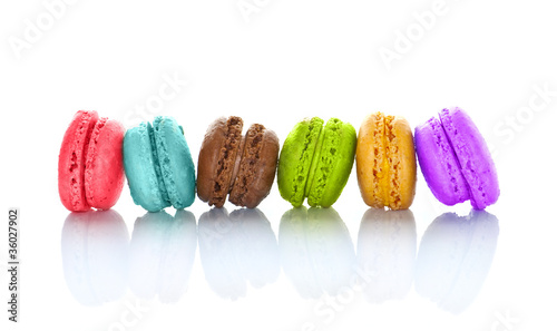 Photo: Macarons multicolores alignés, fond blanc Macarons multicolores alignés, fond blanc