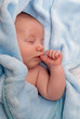 bébé suce son pouce