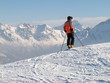 Skifahrer steht auf Piste