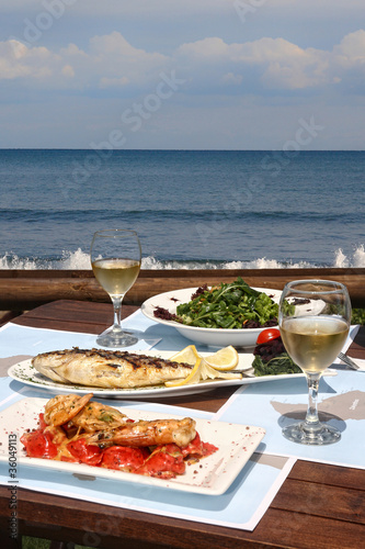Foto: Lunch for two by the sea Lunch for two by the sea