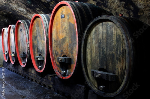 Foto: Weinkeller, Rotwein im Barrique Faß ausgebaut, Eichenfässer Weinkeller, Rotwein im Barrique Faß ausgebaut, Eichenfässer