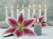 Lilienblüte, Kerze, runde Steine
