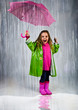 Kind mit dem Regenschirm im Regen