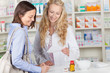 Foto: lächelnde kundin und apothekerin lächelnde kundin und apothekerin