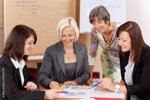 Photo: frauen in einer besprechung frauen in einer besprechung