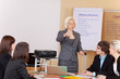 frau hält vortrag vor einer arbeitsgruppe