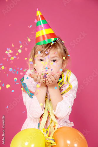Photo: Kleine Partymaus mit buntem Hintergrund Kleine Partymaus mit buntem Hintergrund