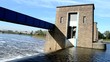 Staustufe neben der Schleuse