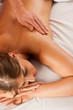 Frau erhält eine Wellness Massage