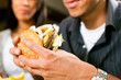 Foto: Mann im Restaurant isst Hamburger Mann im Restaurant isst Hamburger