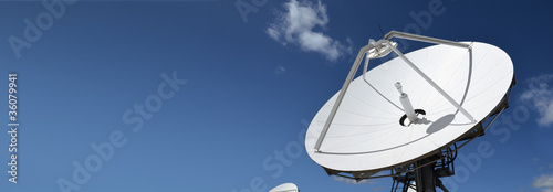 Photo : Satellitenschüssel im Panoramaformat Satellitenschüssel im Panoramaformat