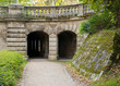 Foto: Tunnel und Säulen unterqueren eine Strasse Tunnel und Säulen unterqueren eine Strasse