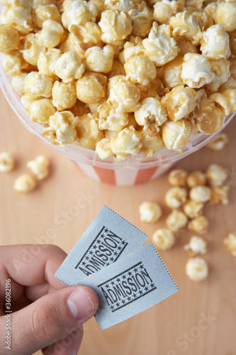 Foto: Popcorn and cinema tickets Popcorn and cinema tickets