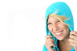 junge Frau mit Regenjacke