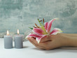 Stillleben mit Hand, Blume und Kerzen