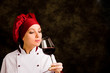 Chef - Somelier con calice di vino rosso