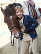 bambina abbraccia cavallo bambina abbraccia cavallo