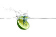 Foto: Halbe Limette fällt spritzend ins Wasser Halbe Limette fällt spritzend ins Wasser