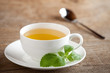 Teetasse mit Steviablättern