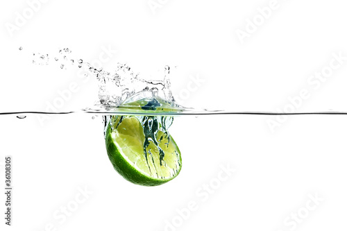 Photo: Halbe Limette fällt spritzend ins Wasser Halbe Limette fällt spritzend ins Wasser
