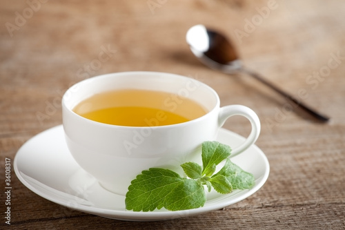 Photo: Teetasse mit Steviablättern Teetasse mit Steviablättern