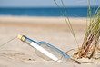 Flaschenpost am Sandstrand