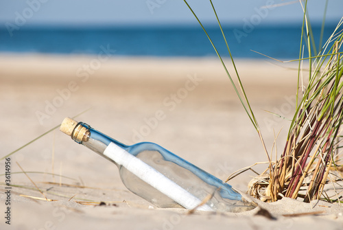 Foto: Flaschenpost am Sandstrand Flaschenpost am Sandstrand
