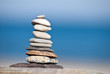 Steinturm am Sandstrand