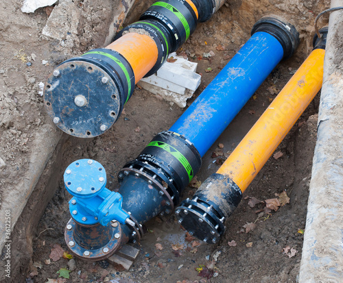 Foto: Gas- und Wasserrohre in einer Baugrube Gas- und Wasserrohre in einer Baugrube