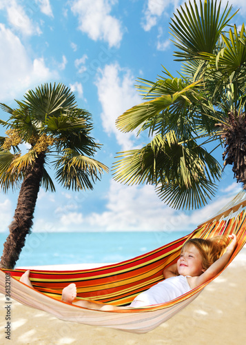 Foto: child relaxing in a hammock child relaxing in a hammock