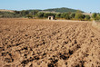 terre arate e casolare