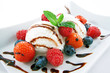 Gelato alla panna con frutti di bosco