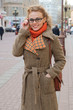 Foto: Young pretty woman with glasses in the street Young pretty woman with glasses in the street