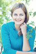 Foto: Closeup of blue-eyed smiling woman outdoors Closeup of blue-eyed smiling woman outdoors