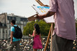 peintre sur le pont des Arts à Paris