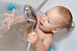 Kleiner Junge spielt mit Wasser