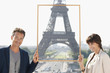 Foto: Portrait of a couple framing their dream vacation with Eiffel Tower, Paris, Ile-de-France, France Portrait of a couple framing their dream vacation with Eiffel Tower, Paris, Ile-de-France, France