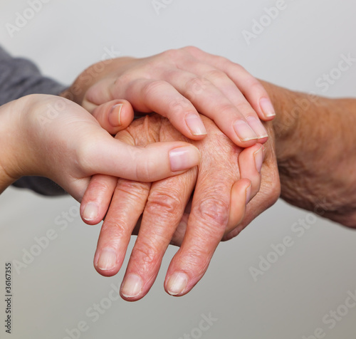 Foto: Alte und junge Hand mit Gehstock Alte und junge Hand mit Gehstock