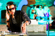 DJ im Club mit Menge im Hintergrund DJ im Club mit Menge im Hintergrund