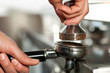 Barista macht Espresso im Cafe